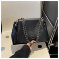 Bolso tote chic en cuero sintético negro con cadena dorada y estampado de letras - Negro