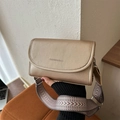 Champagnegouden crossbodytas met een brede geweven riem en fijne lederen textuur - Goud