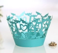 Vista macro della fodera per cupcake blu Tiffany tagliata al laser con scritta LOVE e cuori - Blu Ottanio