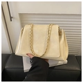 Bolso tote crema grande y elegante con correa de cadena metálica y detalle de texto - Caqui