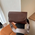Vintage bruine crossbody tas met brede geometrische riem in gepolijst kunstleer - Donkerbruin