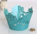 Detail van hemelblauwe lasergesneden cupcakevormpjes met elegant bloemenpatroon - Tiffany Blauw