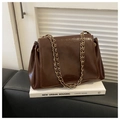 Bolso de hombro marrón oscuro brillante con cadena de cuero sintético y oro metal - café