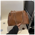 Bolso tote vintage de cuero marrón con cadena dorada y texto decorativo de moda - Marrón