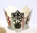 Macro-weergave van de lasergesneden zilveren spiegeltaartrand met holle bloemenpatronen - Reflecterend Zilver