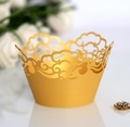 Vista macro di pirottini per cupcake dorati con eleganti motivi a nuvola intagliati al laser - 5cm / Oro