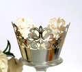 Dettaglio macro di involucri per cupcake a corona in oro e argento tagliati al laser per nozze - Argento Riflettente
