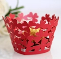 Detail von roten lasergeschnittenen Kleeblatt Cupcake-Förmchen mit feinen Mustern - 5*5*8CM / Perlrot
