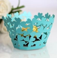 Nahaufnahme der hellblauen lasergeschnittenen Muffinform mit Kleeblattmuster - 5*5*8CM / Tiffany Blau