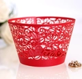 Macro di pirottini per cupcake rossi tagliati al laser con eleganti motivi floreali traforati - Rosso Perlato