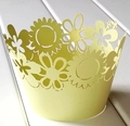 Gros plan du contour de cupcake découpé au laser avec motif de tournesol en jaune - Vert clair