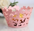 Detaillierte lasergeschnittene Cupcake-Hülle in Rosa mit goldenen Kleeblatt-Verzierungen - 5*5*8CM / Rosa