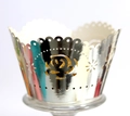 Dettaglio di pirottini per cupcake in argento metallizzato con rose tagliate al laser per nozze - Argento Riflettente
