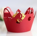 Rote lasergeschnittene Papier-Muffinform im Krone-Design mit Goldfolien-Schokolade - Perlrot