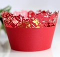Makroaufnahme einer lasergeschnittenen Cupcake-Manschette in Rot mit goldener Praline - Perlrot