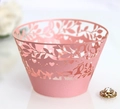 Rosa Laserschnitt Muffinförmchen mit floralem Spitzenmuster für elegante Party Dekoration - Rosa