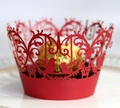 Dettaglio del pirottino per cupcake rosso tagliato al laser con uccelli e fiori - Rosso Perlato