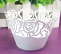Detail von weißer Laser-Cut-Cupcake-Hülle mit Rosenmuster für elegante Tischdekoration - 5*5*8CM / Weiß