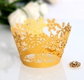 Detalle del envoltorio dorado para cupcake con diseño de copo de nieve calado - Dorado / 5cm