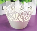 Makroaufnahme weißer lasergeschnittener Rosen-Cupcake-Förmchen für elegante Backdekoration - 5*5*8CM / Sternenweiß