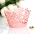 Detalle de moldes rosas cortados con láser para cupcakes con patrones de copos de nieve - Rosa / 5cm