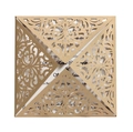 Dettaglio dell'invito quadrato tagliato al laser color oro champagne con motivi a volute - Beige Oro