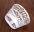 Élégant contour de cupcake blanc découpé au laser sur une surface en bois sombre - Blanc
