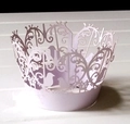 Dettaglio dell'involucro per cupcake tagliato al laser con motivi di viti e uccelli - 5cm / Viola Chiaro