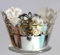 Makroaufnahme von lasergeschnittenen silbernen Kronen-Muffin-Förmchen mit Filigranmuster - Reflektierendes Silber