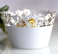 Weiße lasergeschnittene Cupcake-Förmchen mit Kinderwagen-Motiv für Babypartys Deko - Weiß