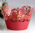 Detailaufnahme der roten Laser-Cupcake-Förmchen mit filigranem europäischem Kronenmuster - Perlrot