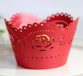 Dettaglio della rosa rossa tagliata al laser su pirottino per cupcake con pizzo - Rosso Perlato