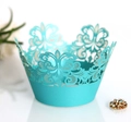 Dettaglio di pirottini per muffin blu tagliati al laser con eleganti motivi a corona - Blu Tiffany