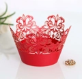 Dettaglio del pirottino per cupcake rosso tagliato al laser con pizzo per matrimoni - Rosso Perlato
