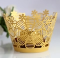 Makroaufnahme der goldenen lasergeschnittenen Muffinform mit Blumenmuster für Gebäck - 5cm / Gold