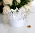 Detaillierte lasergeschnittene weiße Cupcake-Förmchen mit Ahornblattmuster für Hochzeiten - Weiß