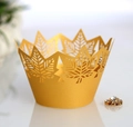 Detailed macro of gold laser-cut maple leaf cupcake wrapper with hollowed veins - 5cm / Gold Yellow