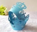 Détail de la caissette à cupcake bleu clair découpée au laser avec carrosse et couronne - Bleu Ciel