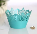 Nahaufnahme der lasergeschnittenen Ahornblatt-Muffinförmchen in Tiffany-Blau mit Perlglanz - Türkisblau