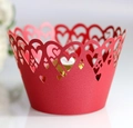 Dettaglio del pirottino per cupcake rosso tagliato al laser con motivi a cuore - 5*5*8CM / Rosso Perlato