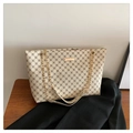Dettaglio della borsa tote beige vintage con motivo a rombi e catene dorate - Bianco Sporco