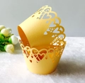 Détail de caissettes à cupcake avec motifs cœurs découpés au laser en jaune - 5*5*8CM / Jaune d'Or
