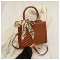 Bolso bandolera acolchado marrón con elegante pañuelo de seda y asas superiores - Marrón