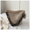 Détail du sac cabas beige avec une large bandoulière ethnique et un mini porte-monnaie - Poche zippée