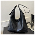 Bolso Hobo negro vintage de gran capacidad con correa ajustable en un escritorio - Negro