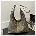 Bolso tote grande de cuero encerado verde oliva para mujer en un entorno de oficina - Verde