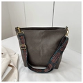 Détail du sac seau gris avec bandoulière tissée colorée et finitions en métal doré - Gris