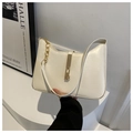 Detalle de bolso minimalista de cuero blanco con cierre vertical dorado y cadena - Blanco