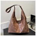 Bolso hobo vintage marrón con textura de cuero aceitado y correa ajustable - Marrón