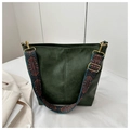 Détail du sac cabas vert foncé avec bandoulière tissée style ethnique et boucles dorées - Vert